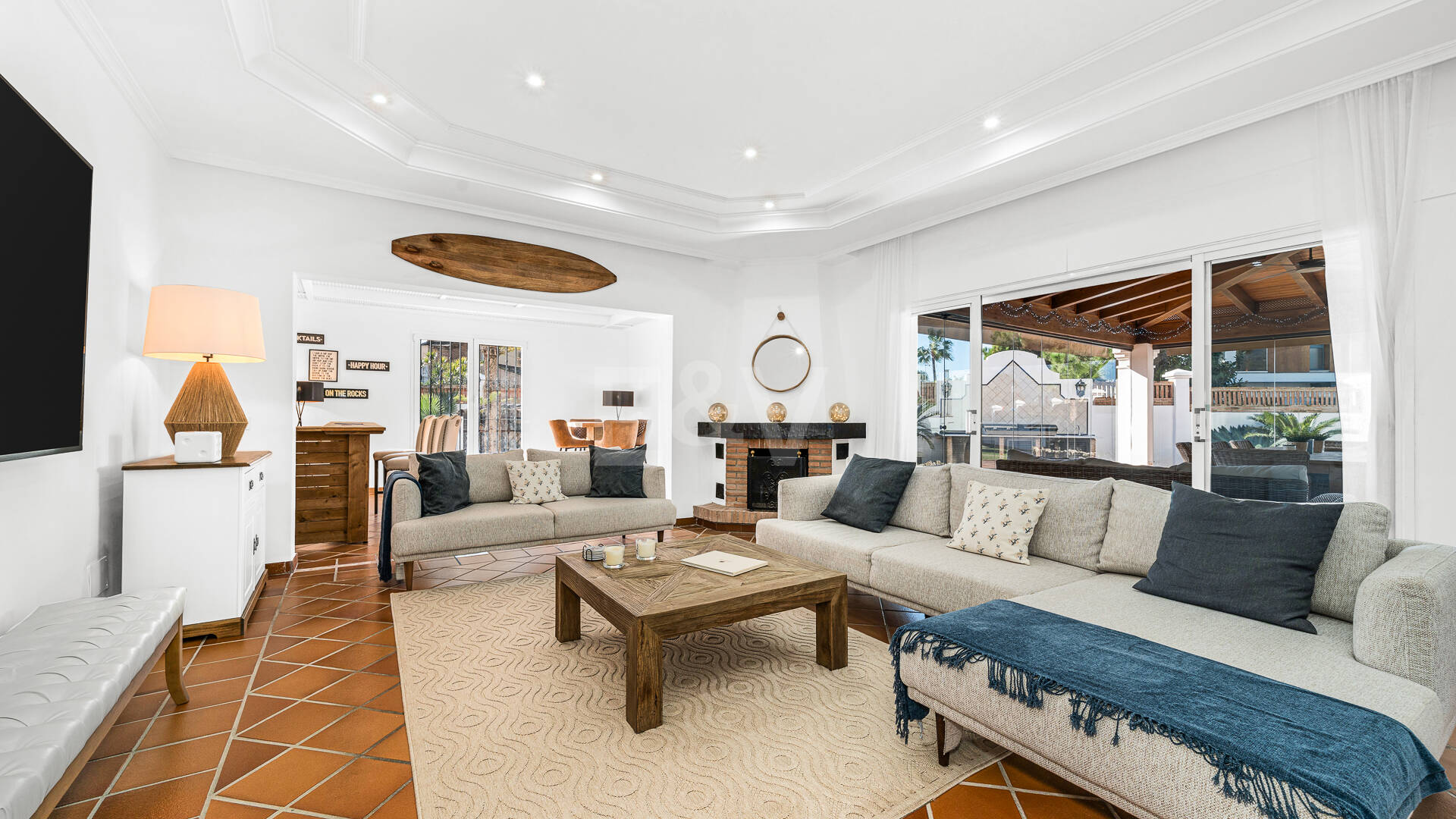 Villa junto a la playa con apartamento de invitados en Las Chapas Playa, Marbella Este