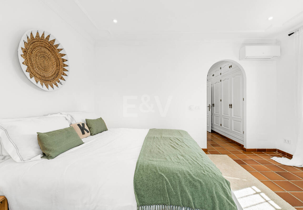 Villa junto a la playa con apartamento de invitados en Las Chapas Playa, Marbella Este