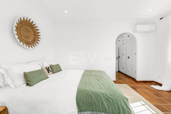 Villa junto a la playa con apartamento de invitados en Las Chapas Playa, Marbella Este