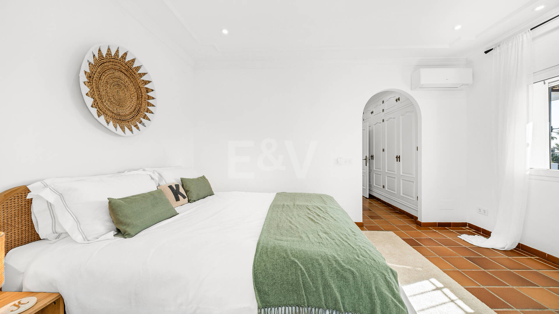 Strandvilla med gästlägenhet vid Las Chapas-stranden, östra Marbella