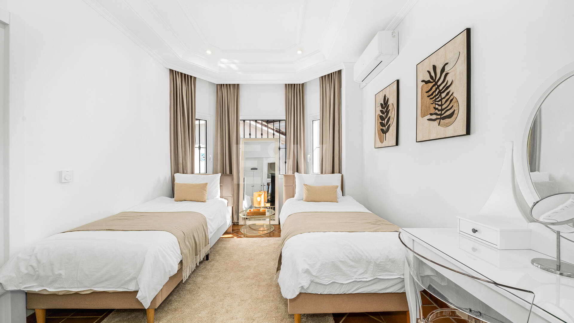 Villa junto a la playa con apartamento de invitados en Las Chapas Playa, Marbella Este