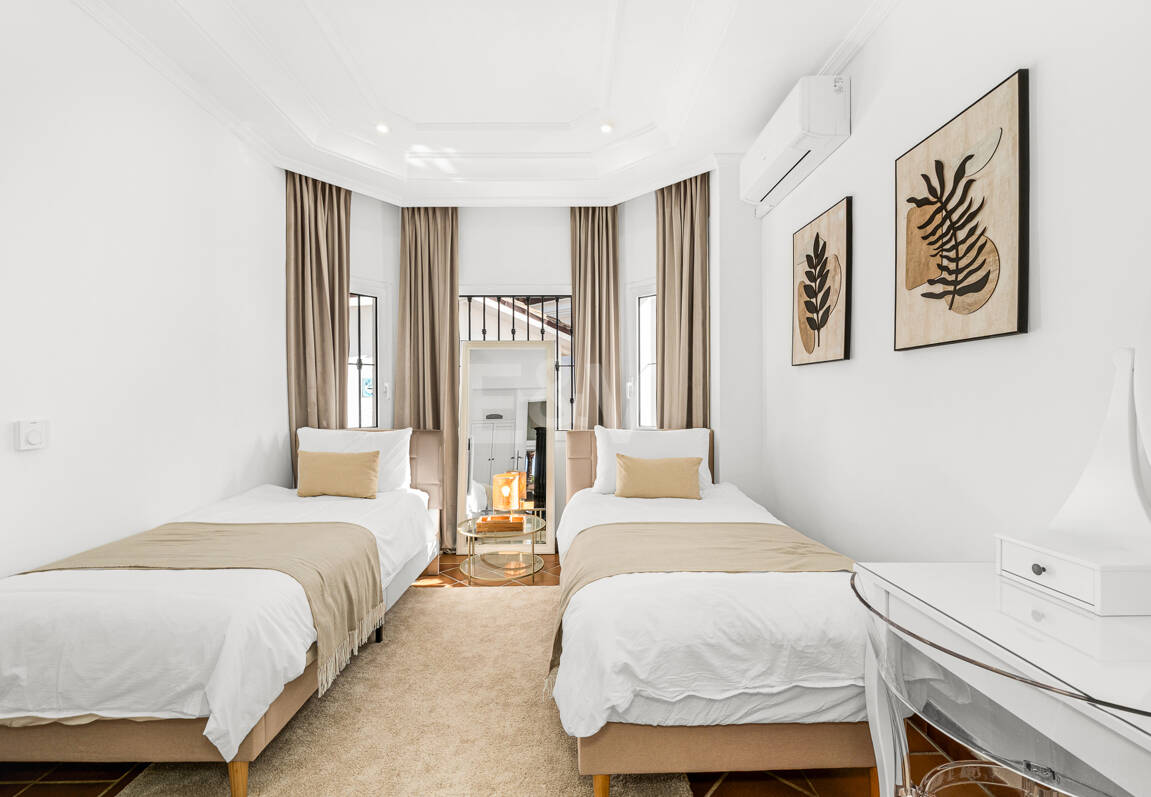 Villa junto a la playa con apartamento de invitados en Las Chapas Playa, Marbella Este