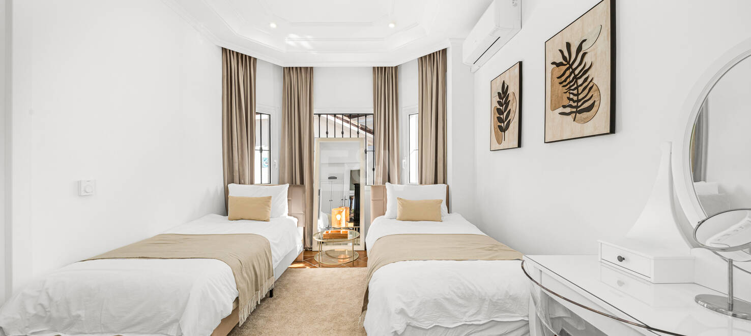 Beachside Villa with Guest Apartment in Las Chapas Beach, Marbella East