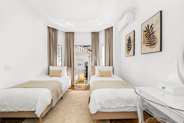 Villa junto a la playa con apartamento de invitados en Las Chapas Playa, Marbella Este