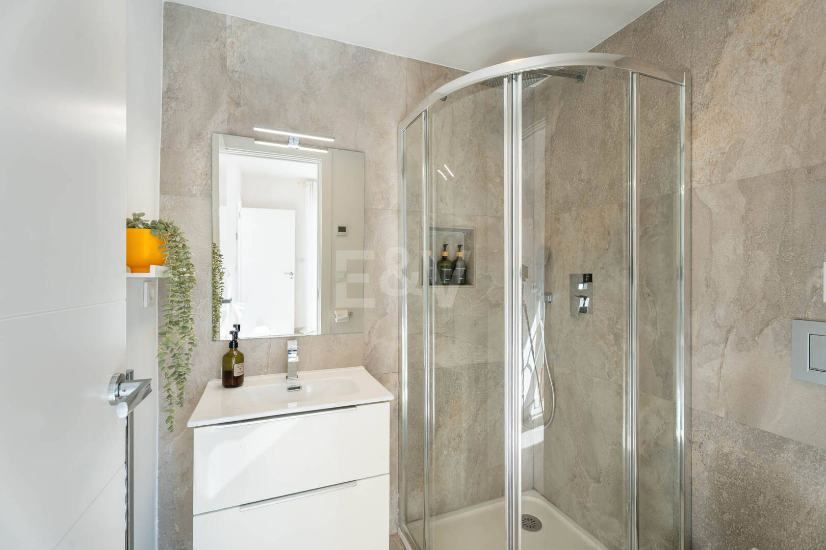 Villa familiale contemporaine avec style de vie méditerranéen