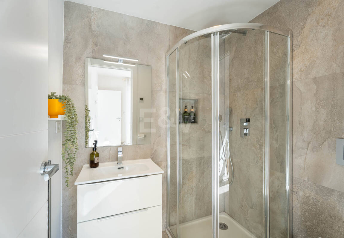 Villa familiale contemporaine avec style de vie méditerranéen