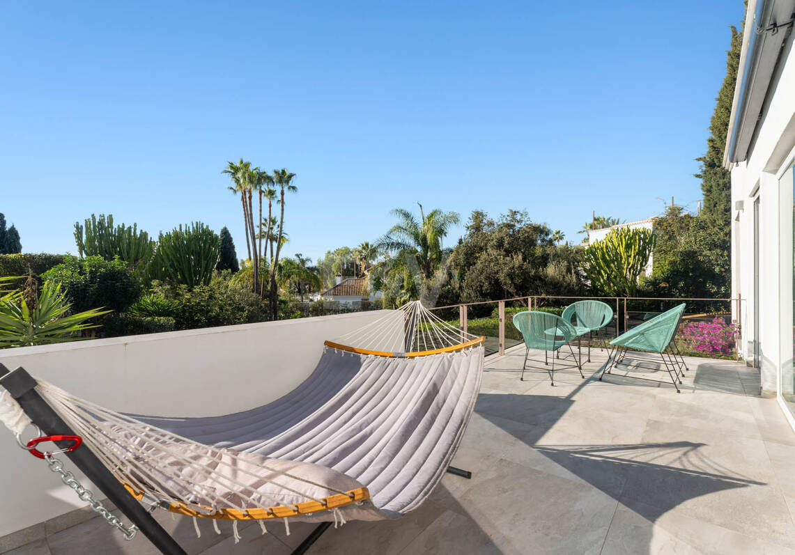 Villa familiale contemporaine avec style de vie méditerranéen
