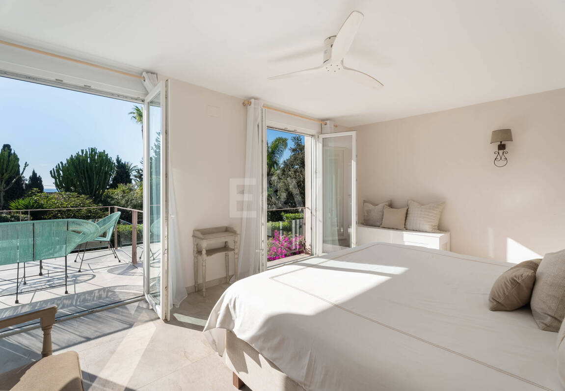 Villa familiale contemporaine avec style de vie méditerranéen