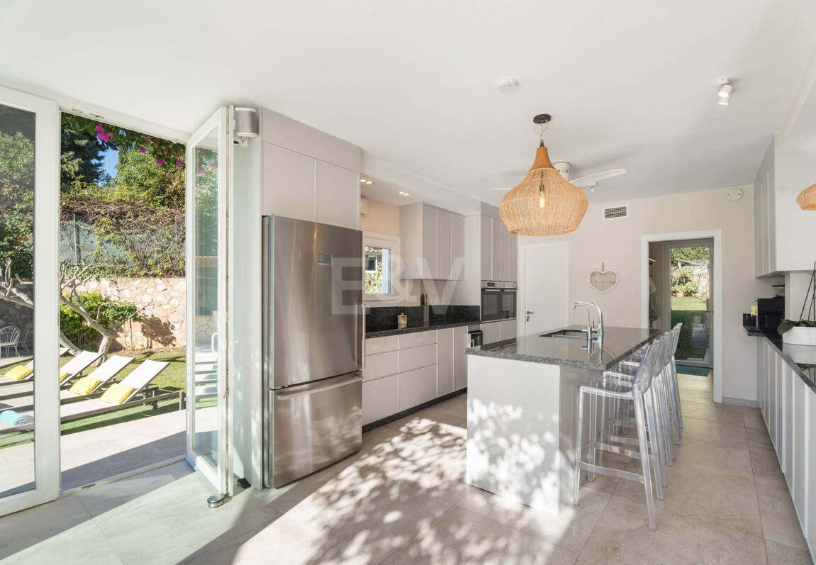 Villa familiale contemporaine avec style de vie méditerranéen