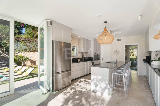 Villa familiale contemporaine avec style de vie méditerranéen