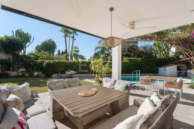 Villa familiale contemporaine avec style de vie méditerranéen