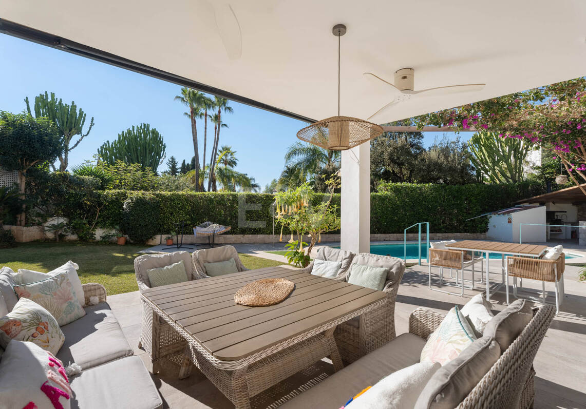 Villa familiale contemporaine avec style de vie méditerranéen