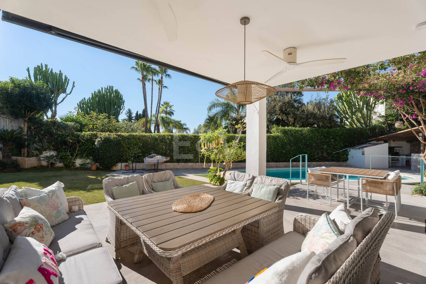 Villa familiale contemporaine avec style de vie méditerranéen