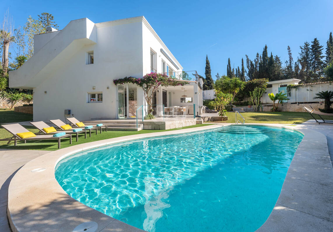 Villa familiale contemporaine avec style de vie méditerranéen