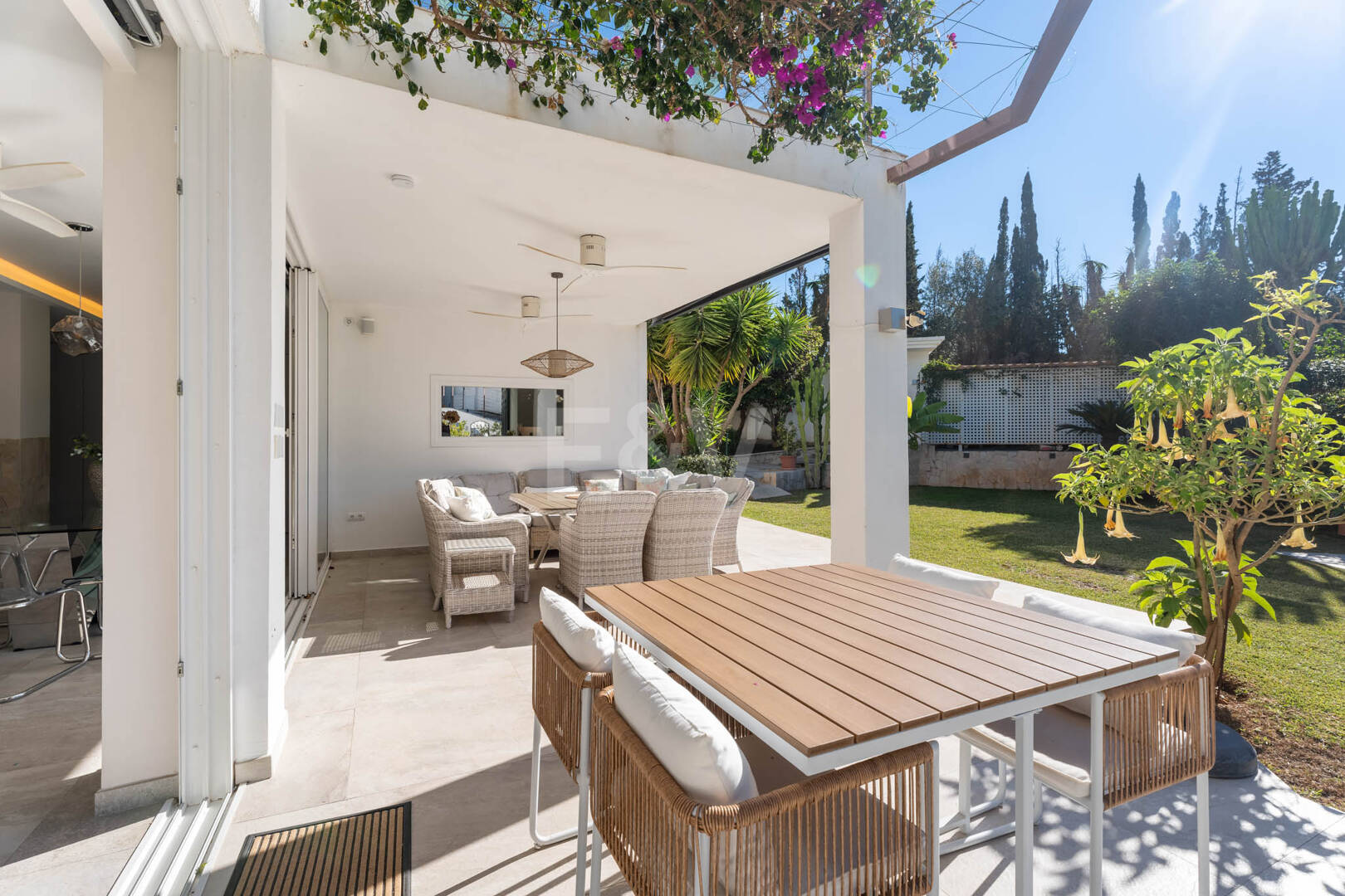 Villa familiale contemporaine avec style de vie méditerranéen