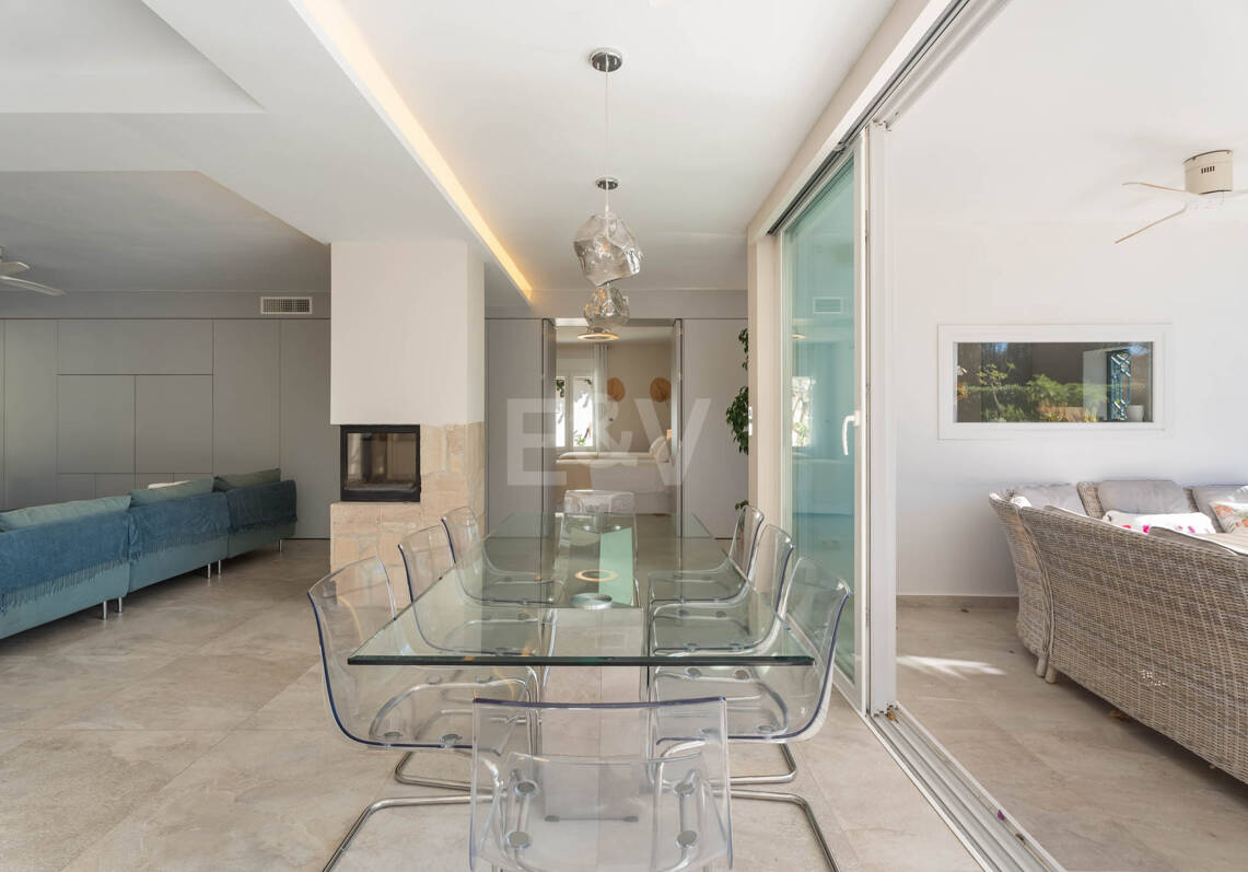 Villa familiale contemporaine avec style de vie méditerranéen