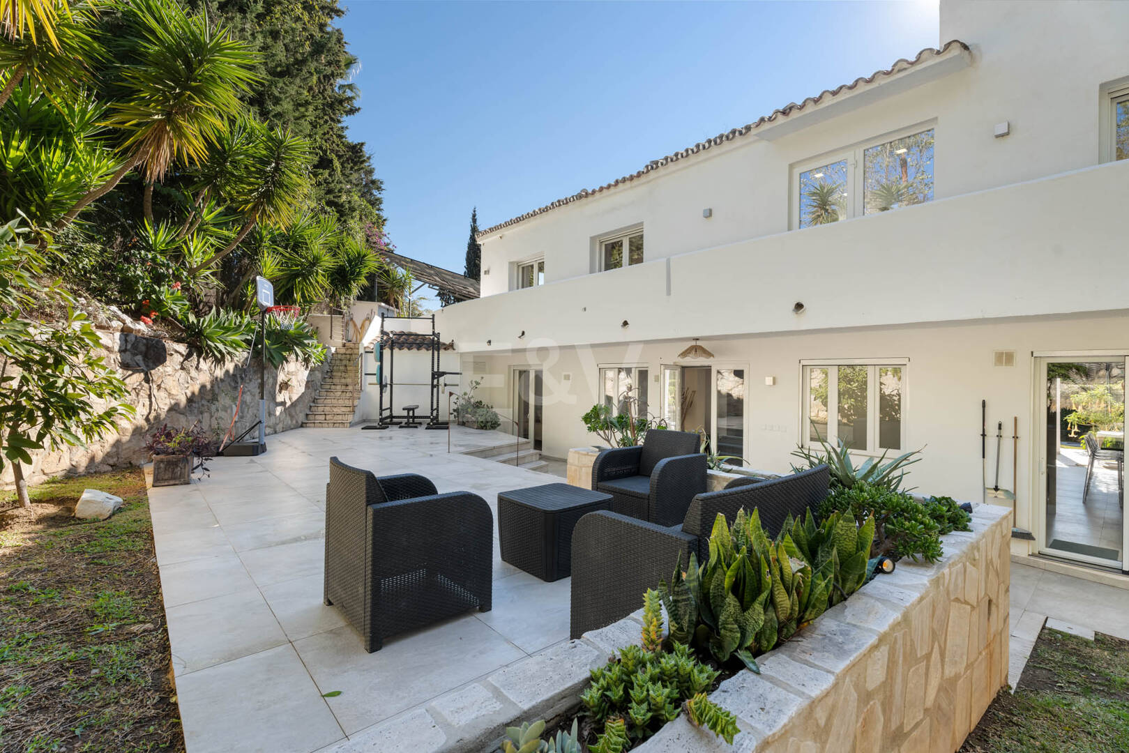 Villa familiale contemporaine avec style de vie méditerranéen