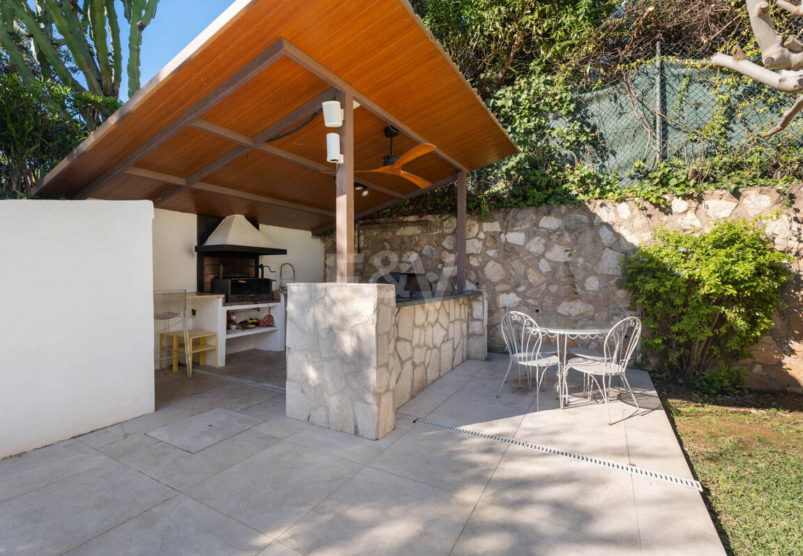 Villa familiale contemporaine avec style de vie méditerranéen