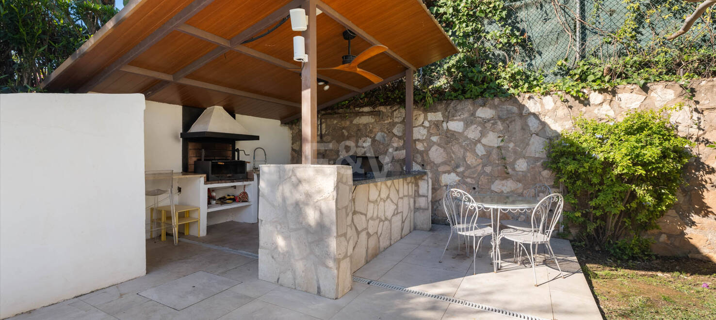 Moderne Familienvilla mit mediterranem Lebensstil