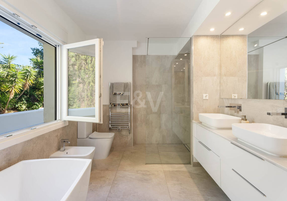 Villa familiale contemporaine avec style de vie méditerranéen
