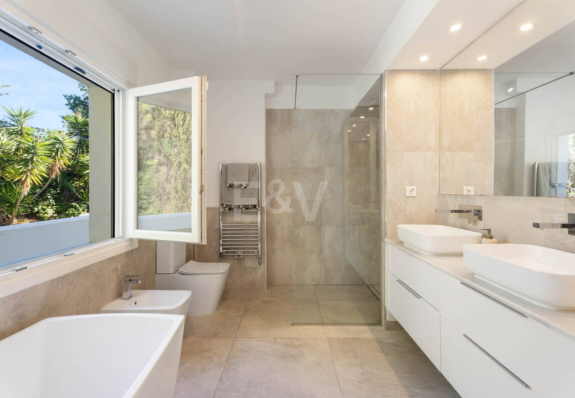 Villa familiale contemporaine avec style de vie méditerranéen