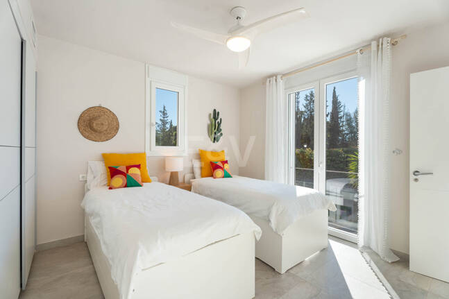 Villa familiale contemporaine avec style de vie méditerranéen