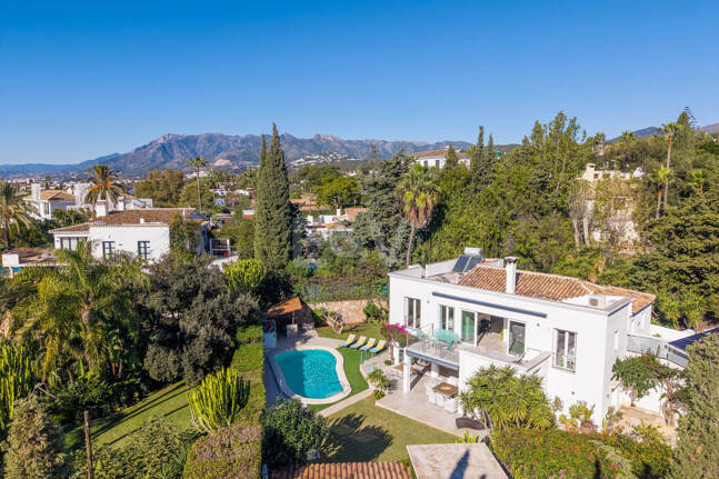 Villa familiale contemporaine avec style de vie méditerranéen