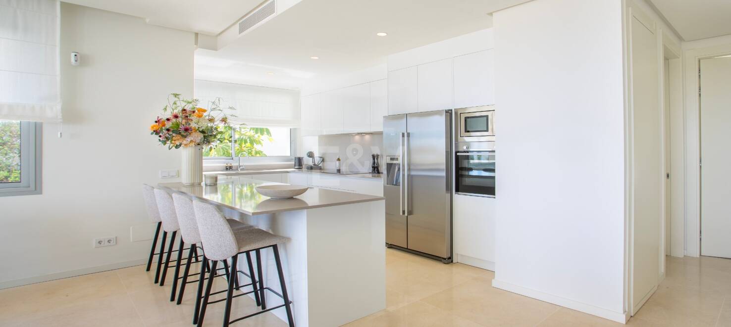 Contemporary Apartment with Panoramic Sea and Mountain Views