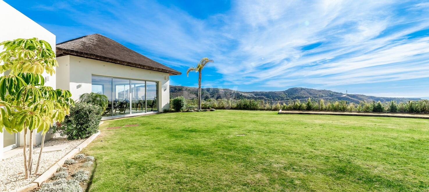 Contemporary Apartment with Panoramic Sea and Mountain Views
