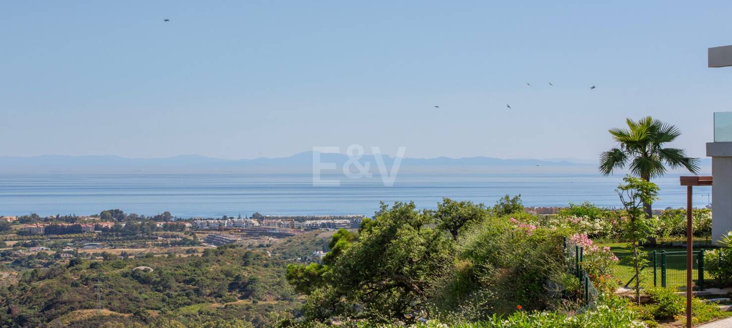 Contemporary Apartment with Panoramic Sea and Mountain Views