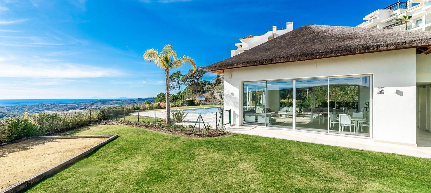 Contemporary Apartment with Panoramic Sea and Mountain Views