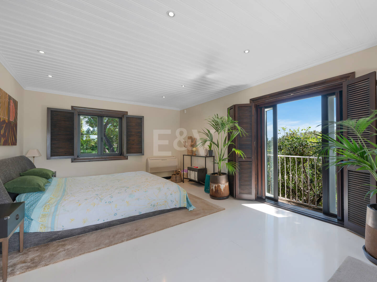 Villa privada de madera con energía solar en Elviria: jardín plano, piscina y despacho