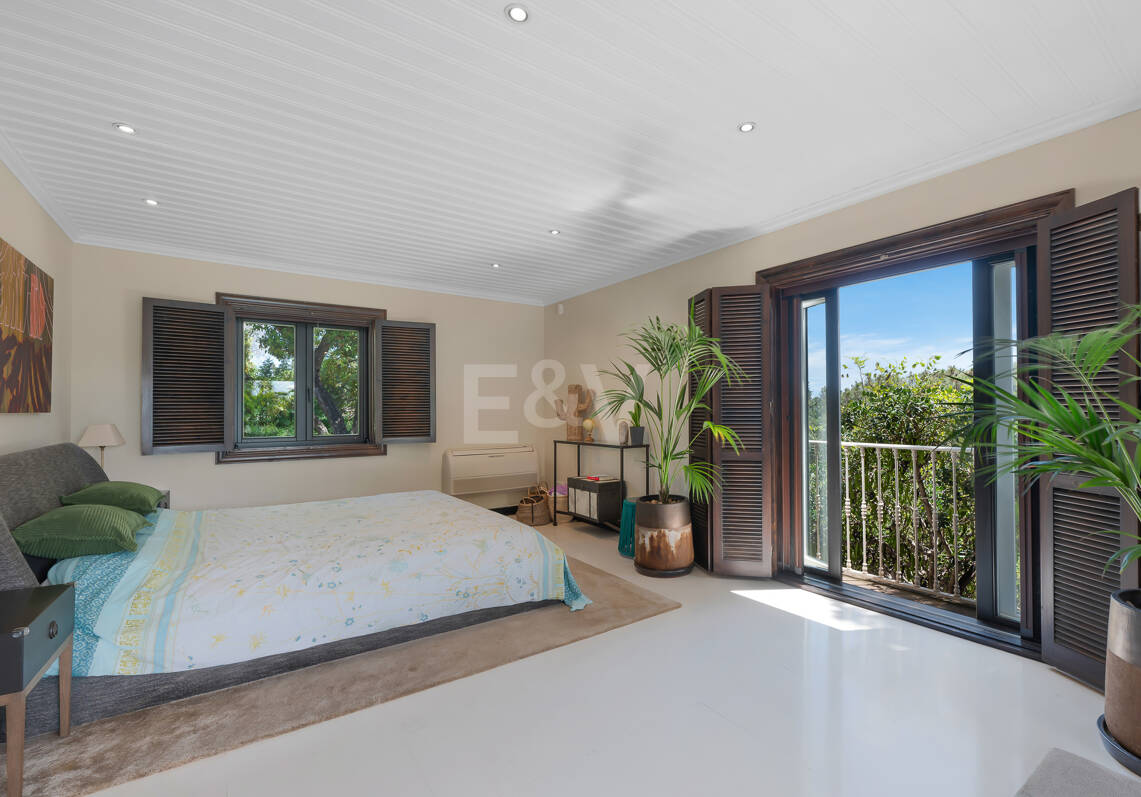 Villa privée en bois solaire à Elviria — Suite de jardin, piscine et bureau