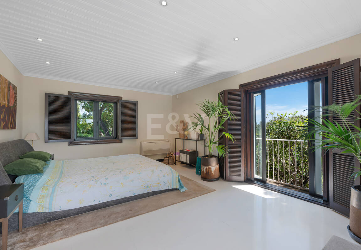 Villa privée en bois solaire à Elviria — Suite de jardin, piscine et bureau