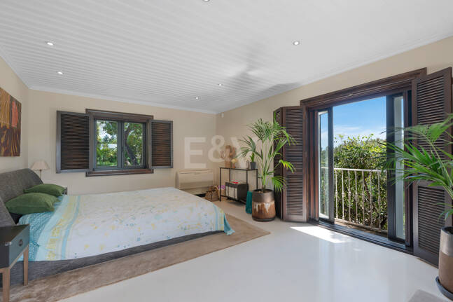 Villa privée en bois solaire à Elviria — Suite de jardin, piscine et bureau