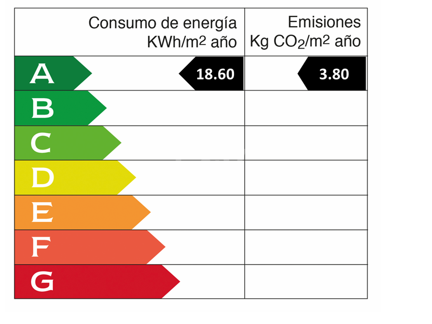 Villa privada de madera con energía solar en Elviria: jardín plano, piscina y despacho