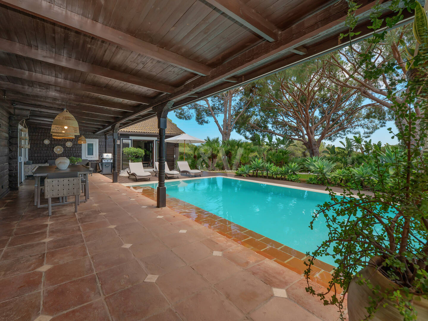 Villa privada de madera con energía solar en Elviria: jardín plano, piscina y despacho