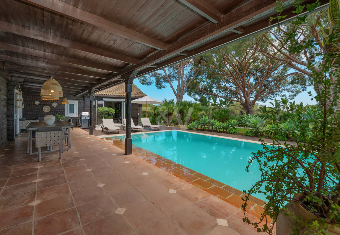 Villa privée en bois solaire à Elviria — Suite de jardin, piscine et bureau