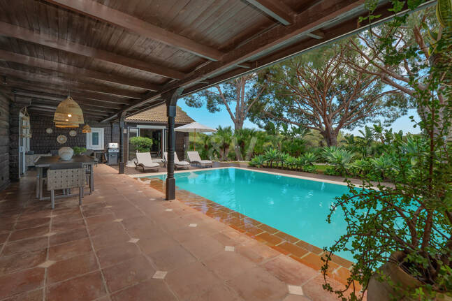 Villa privée en bois solaire à Elviria — Suite de jardin, piscine et bureau