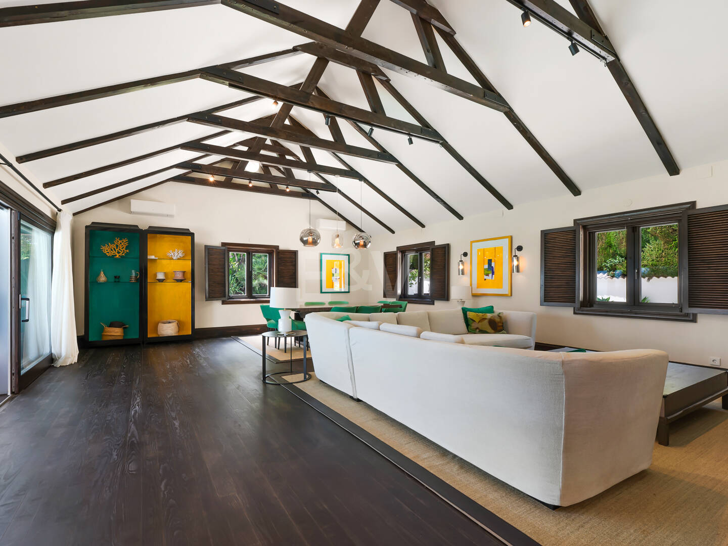 Villa privada de madera con energía solar en Elviria: jardín plano, piscina y despacho