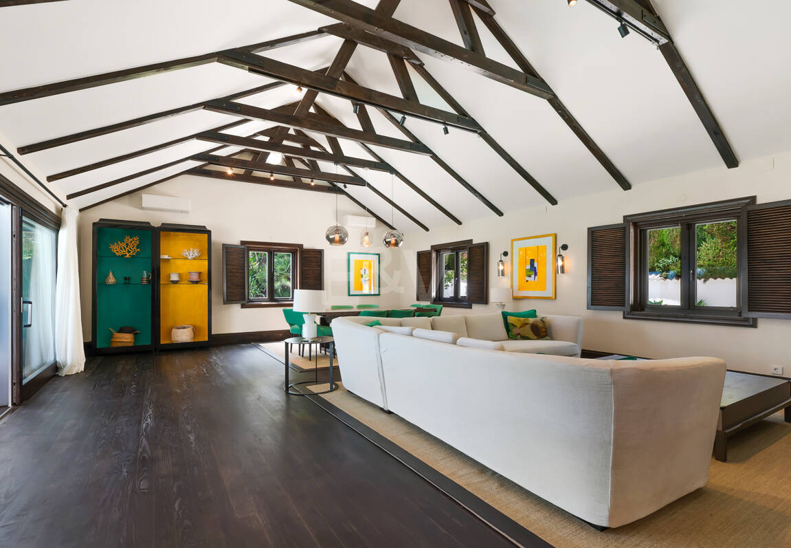 Villa privée en bois solaire à Elviria — Suite de jardin, piscine et bureau