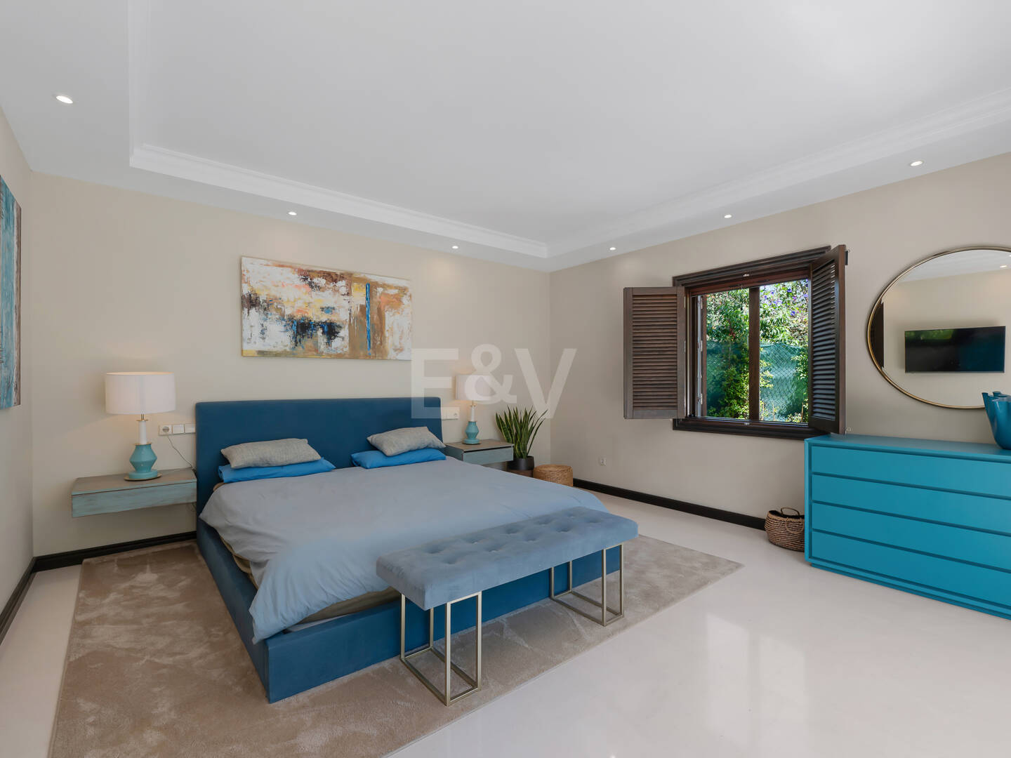 Villa privada de madera con energía solar en Elviria: jardín plano, piscina y despacho