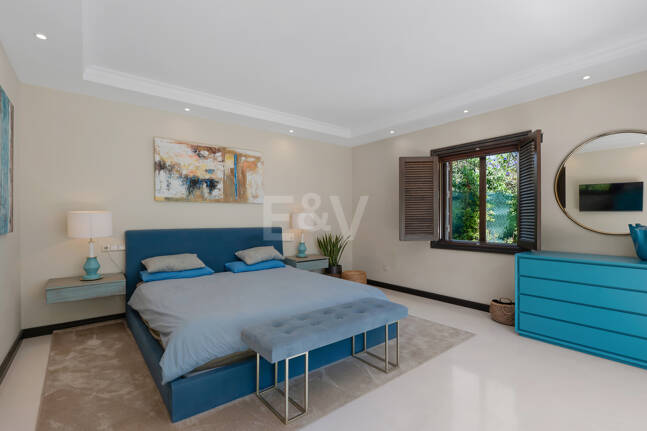 Villa privée en bois solaire à Elviria — Suite de jardin, piscine et bureau