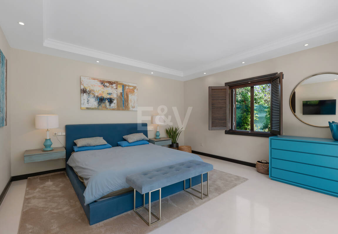 Villa privée en bois solaire à Elviria — Suite de jardin, piscine et bureau