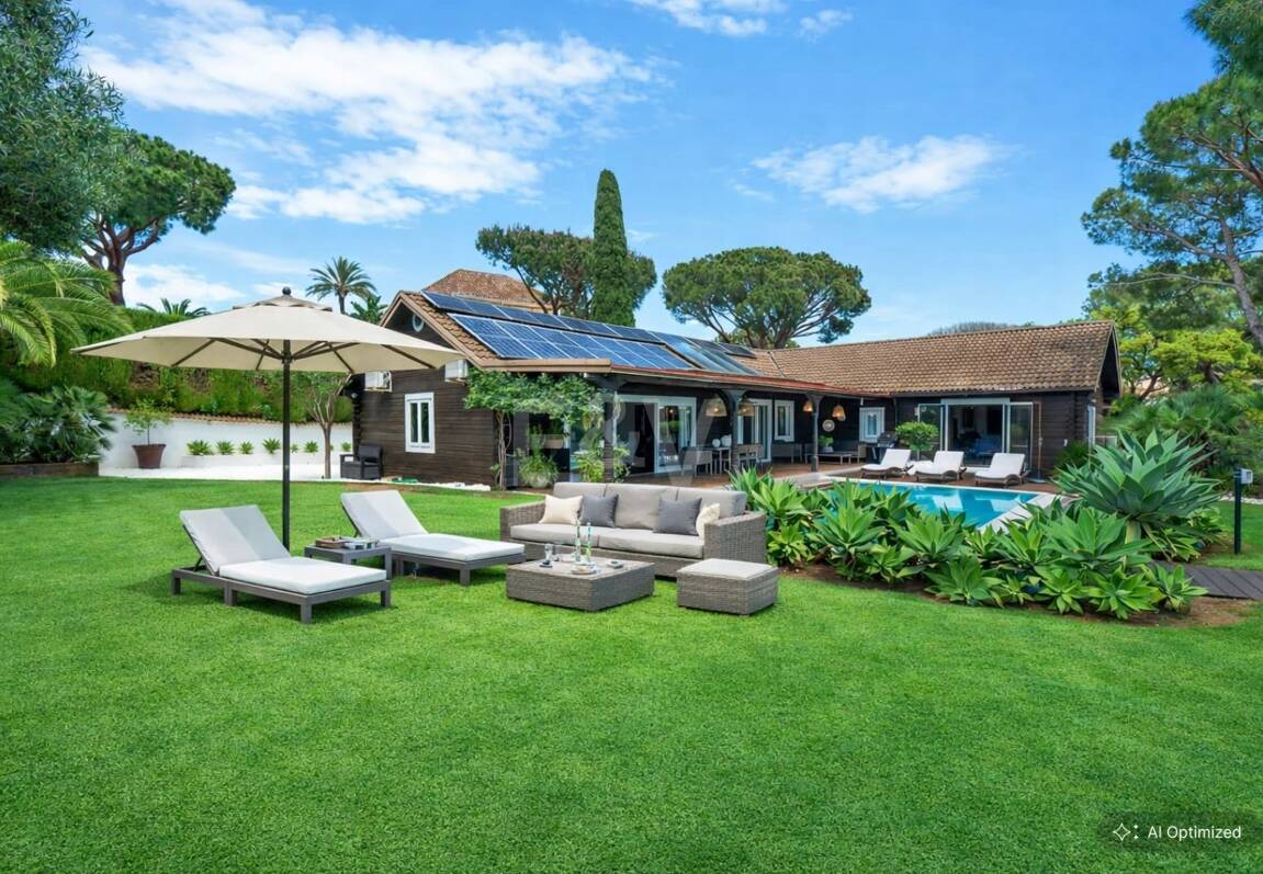 Villa privada de madera con energía solar en Elviria: jardín plano, piscina y despacho