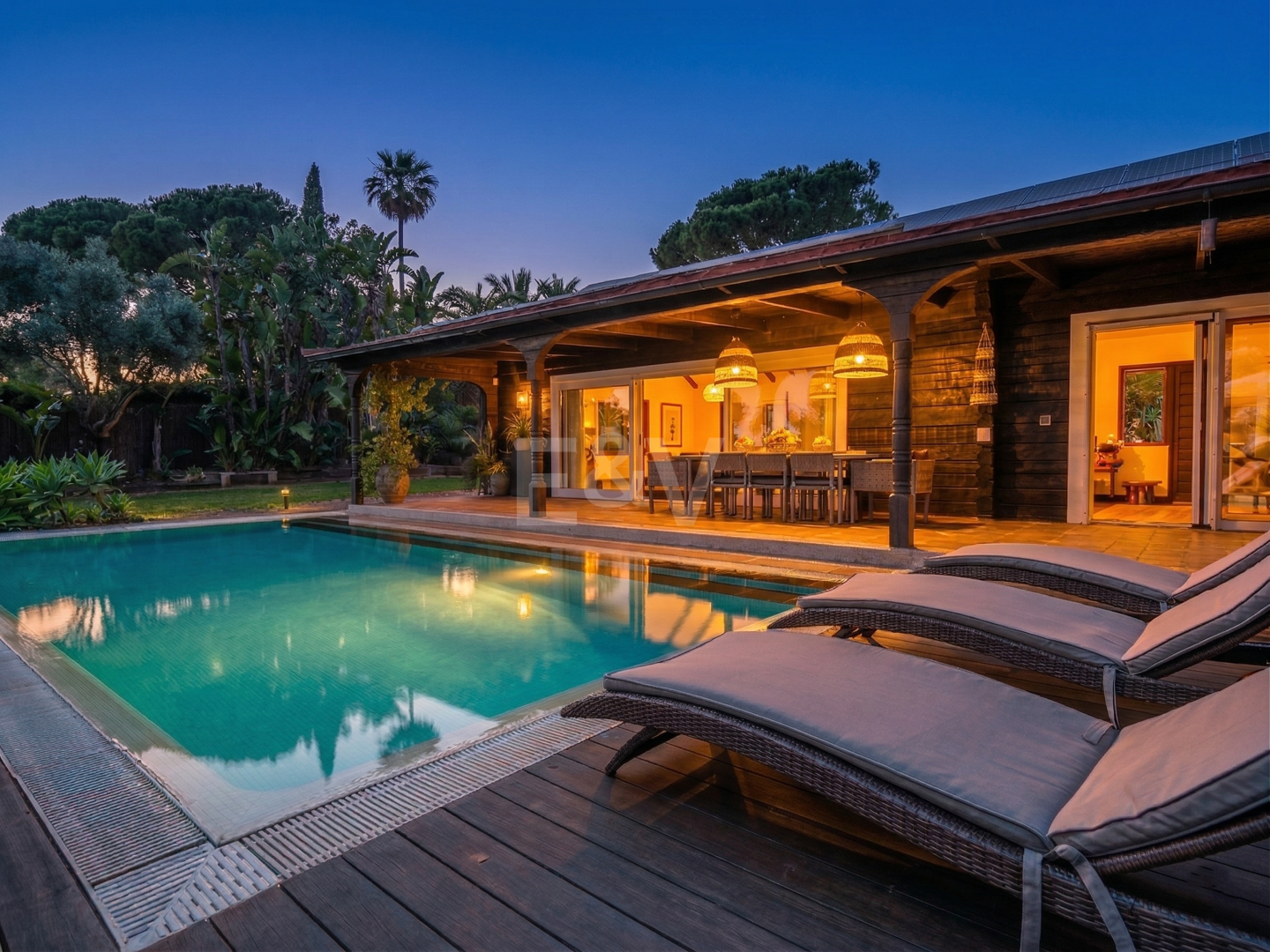 Villa privada de madera con energía solar en Elviria: jardín plano, piscina y despacho