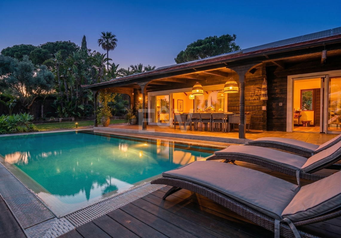 Villa privée en bois solaire à Elviria — Suite de jardin, piscine et bureau