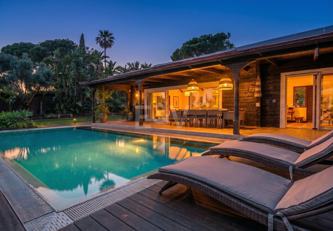 Villa privada de madera con energía solar en Elviria: jardín plano, piscina y despacho