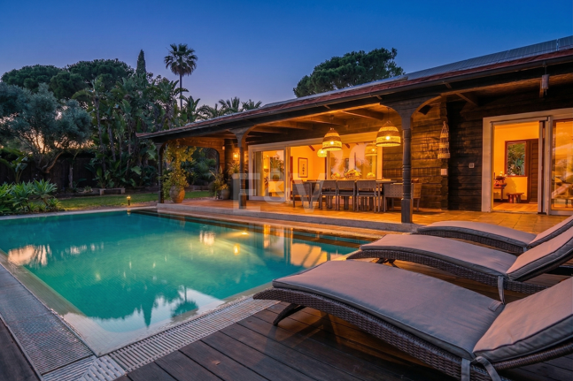 Villa privada de madera con energía solar en Elviria: jardín plano, piscina y despacho