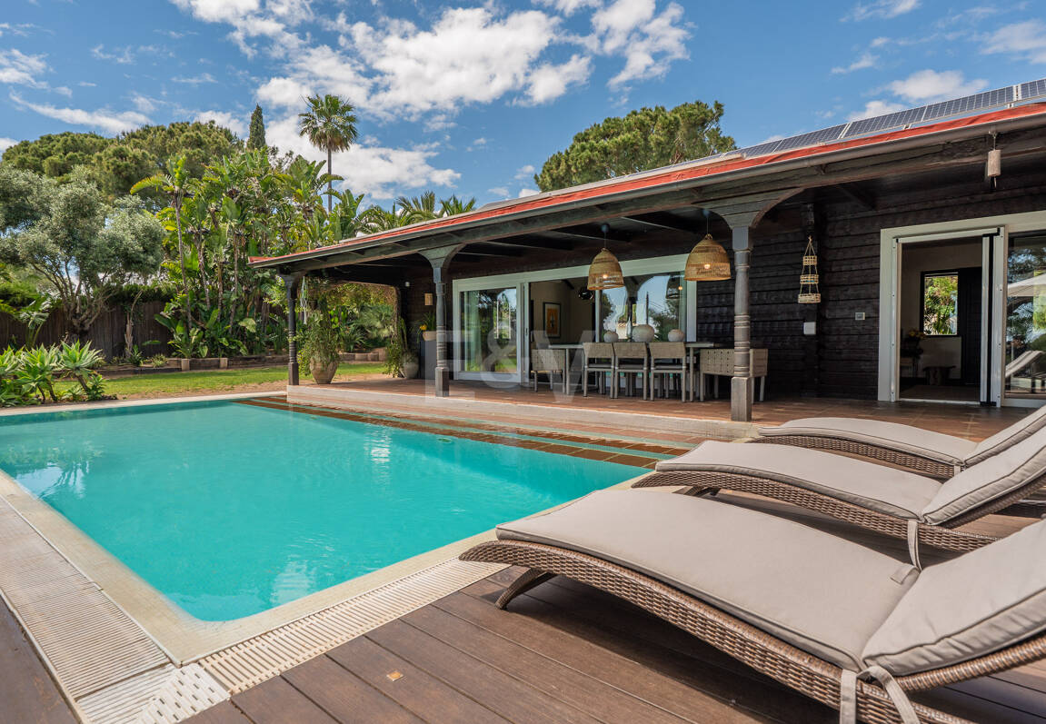 Villa privée en bois solaire à Elviria — Suite de jardin, piscine et bureau